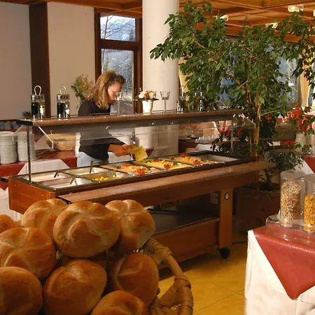 מלון Europarkhotel International 4*